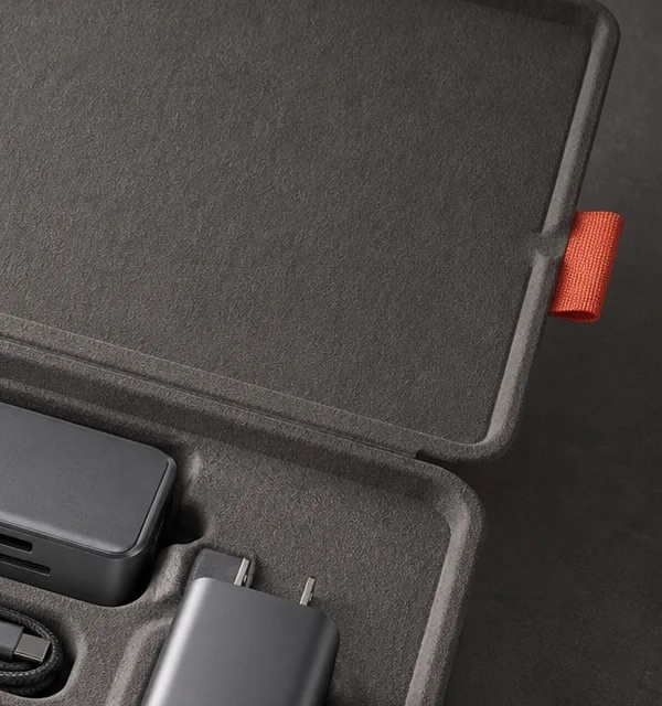 The molded paper fibre lid and its coral pull-tab